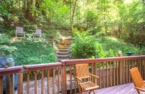 Guerneville House | Absolute Zen! Redwoods! BBQ Grill! Fast WiFi! Ping Pong! Dog Friendly!