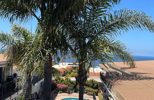 Del Mar Condo | Absolutely gorgeous Oceanview condo steps to the beach!