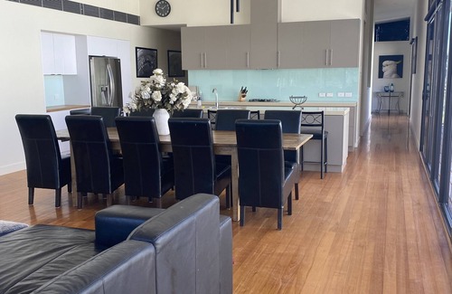 Moama House | Absolutely Murray River Frontage @ Deepcreek marina moama