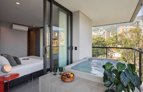Las Lomas I Apartment | AC-Deluxe-Balcony-Jacuzzi-916