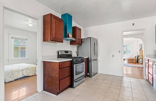 Dimond House | AC! Work team! Family! Nice2 house=2b1b + studio washer dryer! parking! 1price