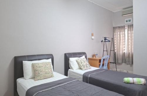 Taman Rapat Damai House | ACACIA GUESTHOUSE by Zamanja