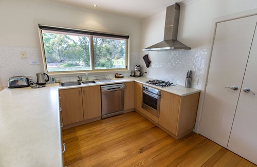 Forge Creek House | Acacia - Quiet, relaxing holiday house on Lake Victoria with your own beach