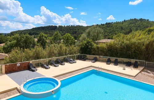 Callian Apartment | Accès aux piscines | Studio climatisé avec balcon