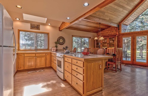 Oregon Water Wonderland Cabin | Access the Big Deschutes River right from the back yard of this amazing home!