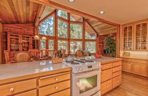 Oregon Water Wonderland Cabin | Access the Big Deschutes River right from the back yard of this amazing home!