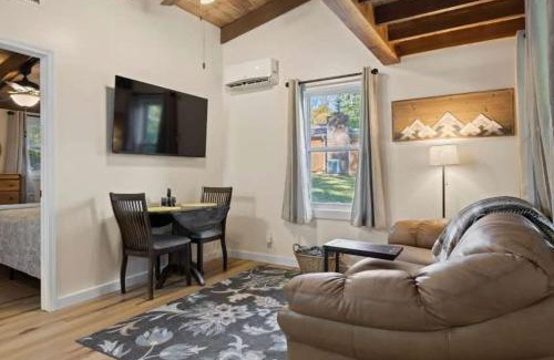 Hendersonville House | Accessible 1BR Cottage with Firepit Near Trails