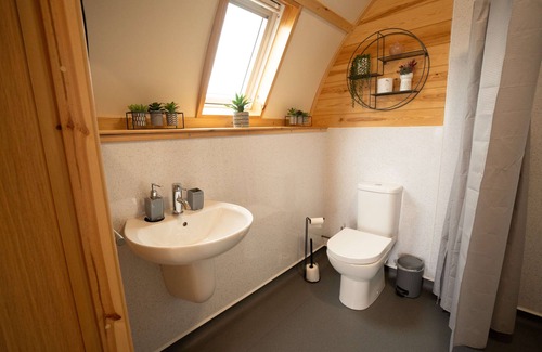 Glandyfi Cabin | Accessible and Cosy Ensuite Cabin with Hot Tub