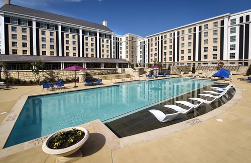 Whitehaven Hotel | Accessible King Guestroom w/Connecting Door -Outdoor Pool -Close to Graceland!