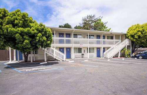 Munras Avenue Hotel | Accessible King Room near Downtown Monterey
