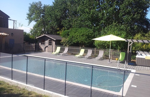 Maubec Apartment | accollé an old farmhouse, Apt. 1st fl. (6 pl) renovated pool, sauna, and spa