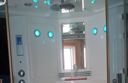 Laval Apartment | Accommodation with whirlpool bath and light shower