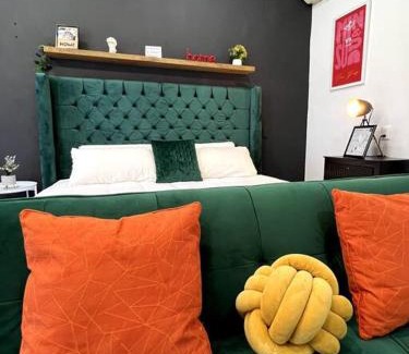 Merida Apartment | Acogedor y colorido estudio con cama King Size