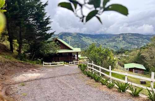 Canton Desamparados Cabin | Acogedora cabaña rustica de montaña en 30 mil metros para explorar con