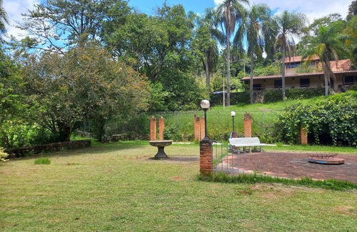 Piedade House | Acomodações Aconchegantes, Salão Gourmet, Piscina, Muito Verde e Tranquilidade
