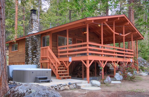 North Wawona House | Acorn Alley Inside Yosemite - Dog Friendly! w/Hot tub, Fire pit, EV Charger