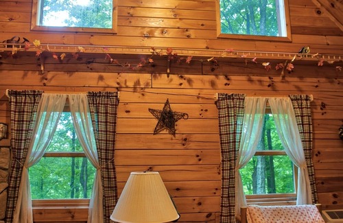 New Plymouth Cabin | Acorn Cabin near Ash Cave