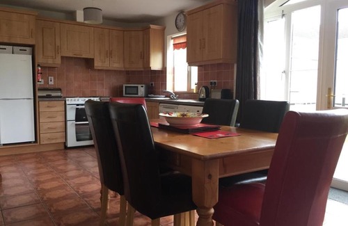 Killarney House | Acorn Lodge - Deluxe 3 Bedroom House in Killarney Holiday Village