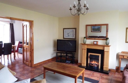 Killarney House | Acorn Lodge - Deluxe 3 Bedroom House in Killarney Holiday Village