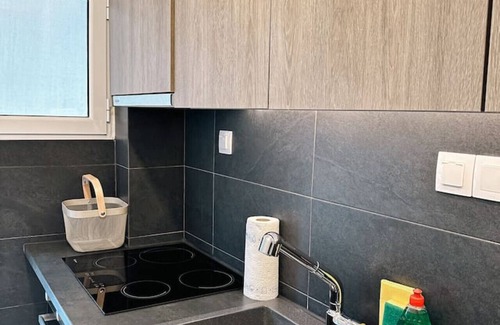 Kinosargous Apartment | Acropolis Aria Apartment-Steps to Metro & Tram