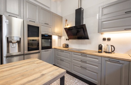 Koukaki Apartment | Acropolis Luxe Retreat 15 ppl 6 Bdrm Neoclassical Home w Jacuzzi Rooftop