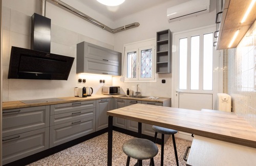 Koukaki Apartment | Acropolis Luxe Retreat 15 ppl 6 Bdrm Neoclassical Home w Jacuzzi Rooftop