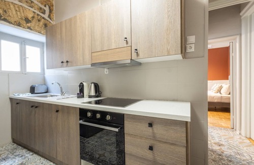 Koukaki Apartment | Acropolis Luxe Retreat 15 ppl 6 Bdrm Neoclassical Home w Jacuzzi Rooftop