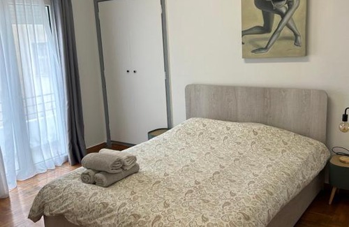 Omonia Apartment | Acropolis View and Walking Distance 4 bd Flat