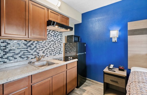 Rockport Hotel | Across from festival grounds & blue wave beach ADA