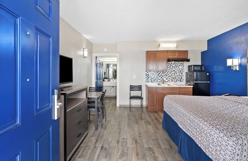 Rockport Hotel | Across from festival grounds & blue wave beach ADA