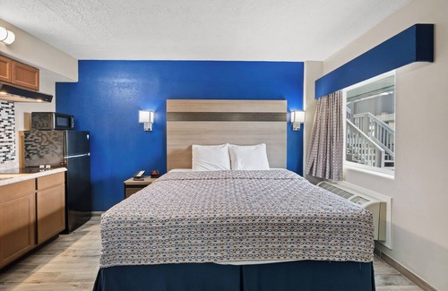 Rockport Hotel | Across from festival grounds & blue wave beach ADA