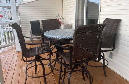 Lake Ozark House | Across from Shady Gators & H Toad 5 BR Sleeps (10) 3,000 sq ft