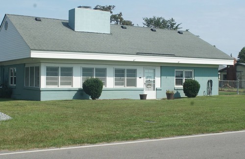 Durants Neck Cottage | Across from the Albemarle Sound. 4-bedroom cottage in Roper, NC. Pet friendly n