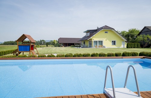Metlika House | ACTIVE-FAMILY-HOLIDAYS, POOL, SAUNA, near KOLPA RIVER, Free Eletric Car Charger