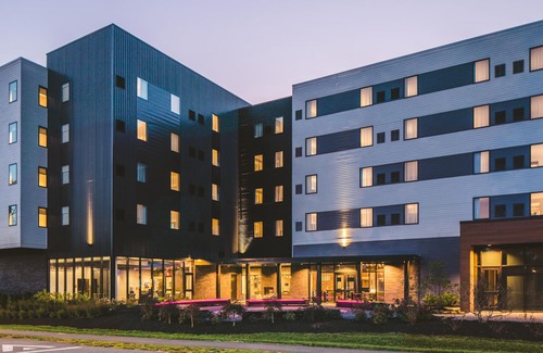 Lititz House | ADA Hearing & Mobility Accessible w/Roll-in Shower - Free Wifi - Plush King Bed