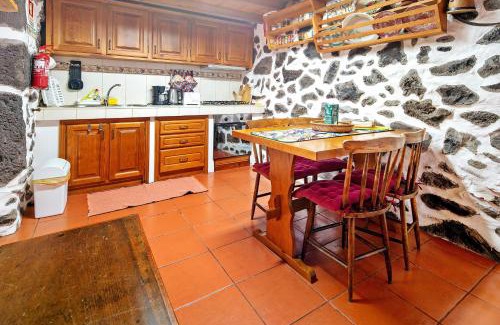 Calheta de Nesquim House | Adega Velha