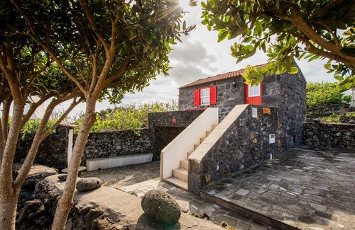 Calheta de Nesquim Cottage | Adega Velha holiday home, next to the sea and mountains, ideal for couples