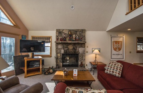 McHenry House | Adlerskron Four-Bedroom Holiday Home