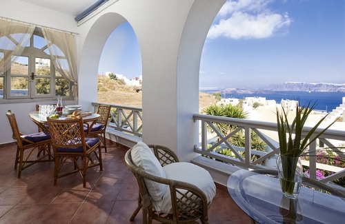 Akrotiri House | Admiral's House with Terrace Jacuzzi and amazing Caldera views, Family friendly