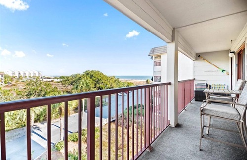 Folly Field Condo | Admirals Row B320 | Ocean View, Resort Pool!