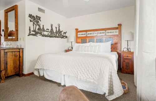 Oak Creek Apartment | Adobe Village Studio Suite- Painted Desert condo