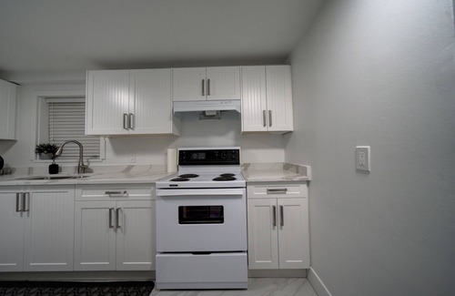 Delta House | Adorable 1 bdrm + pull out sofa suite in Delta