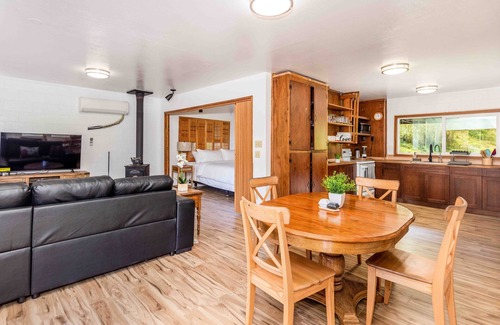 Ukiah House | Adorable 1 bed/1 bath house with indoor Fireplace