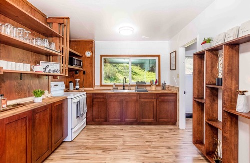 Ukiah House | Adorable 1 bed/1 bath house with indoor Fireplace