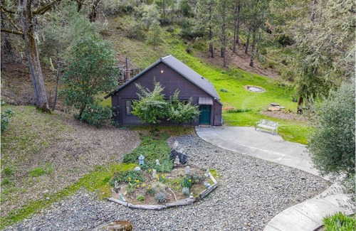 Ukiah House | Adorable 1 bed/1 bath house with indoor Fireplace