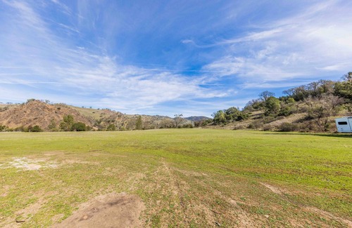 Ukiah House | Adorable 1 bed/1 bath house with indoor Fireplace