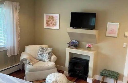 Anacortes House | Adorable 1 bed Guest House w/cozy elec. fireplace