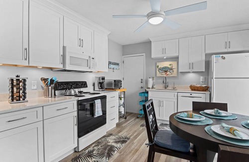 Sarasota House | Adorable 1 Bedroom, 1 Bath guesthouse < 1block to Lido Beach