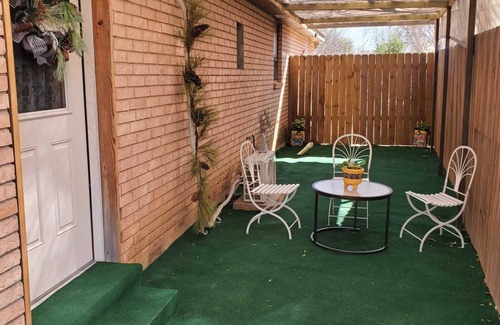 Bonanza Apartment | Adorable 1-bedroom suite with free driveway parking
