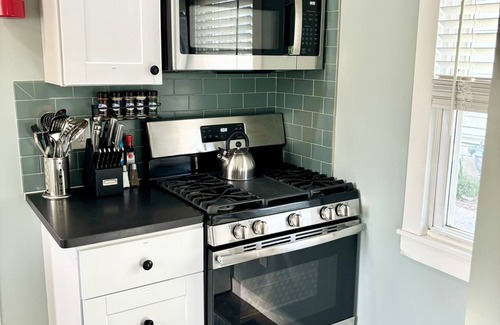 Woodstown Cottage | Adorable 100-year-old tiny home in historic town. Gym membership included!